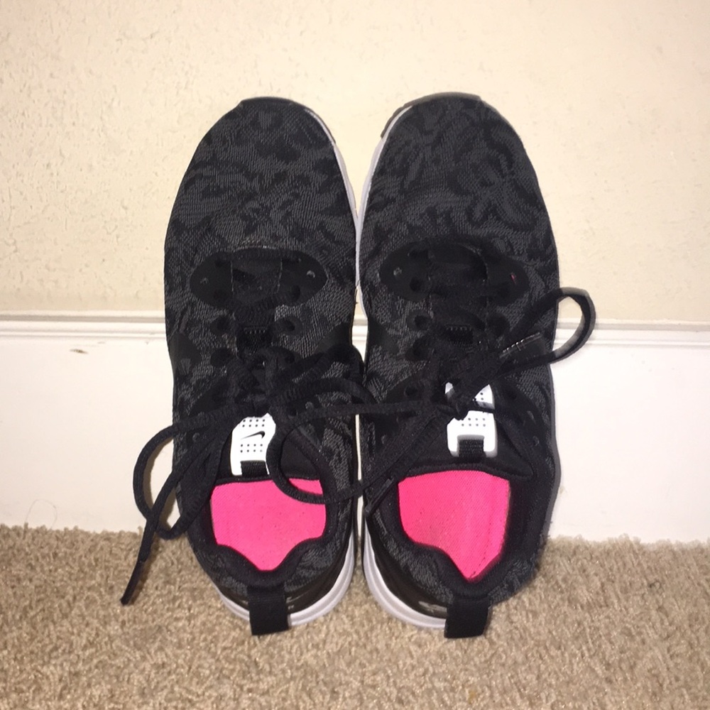 black nike airs